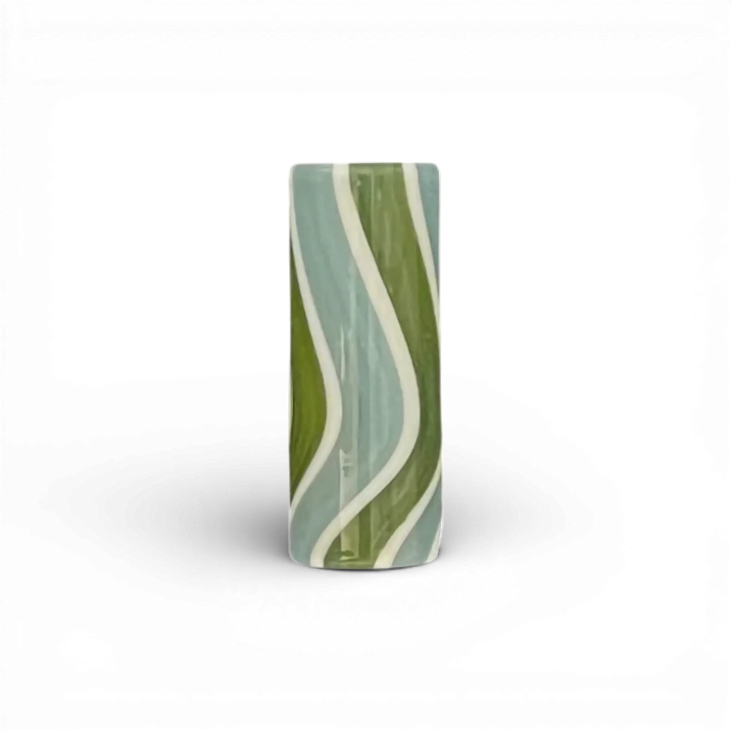 Glas Tip 12 mm Twisted Grün mit 7 Loch Design auf dunklem Hintergrund