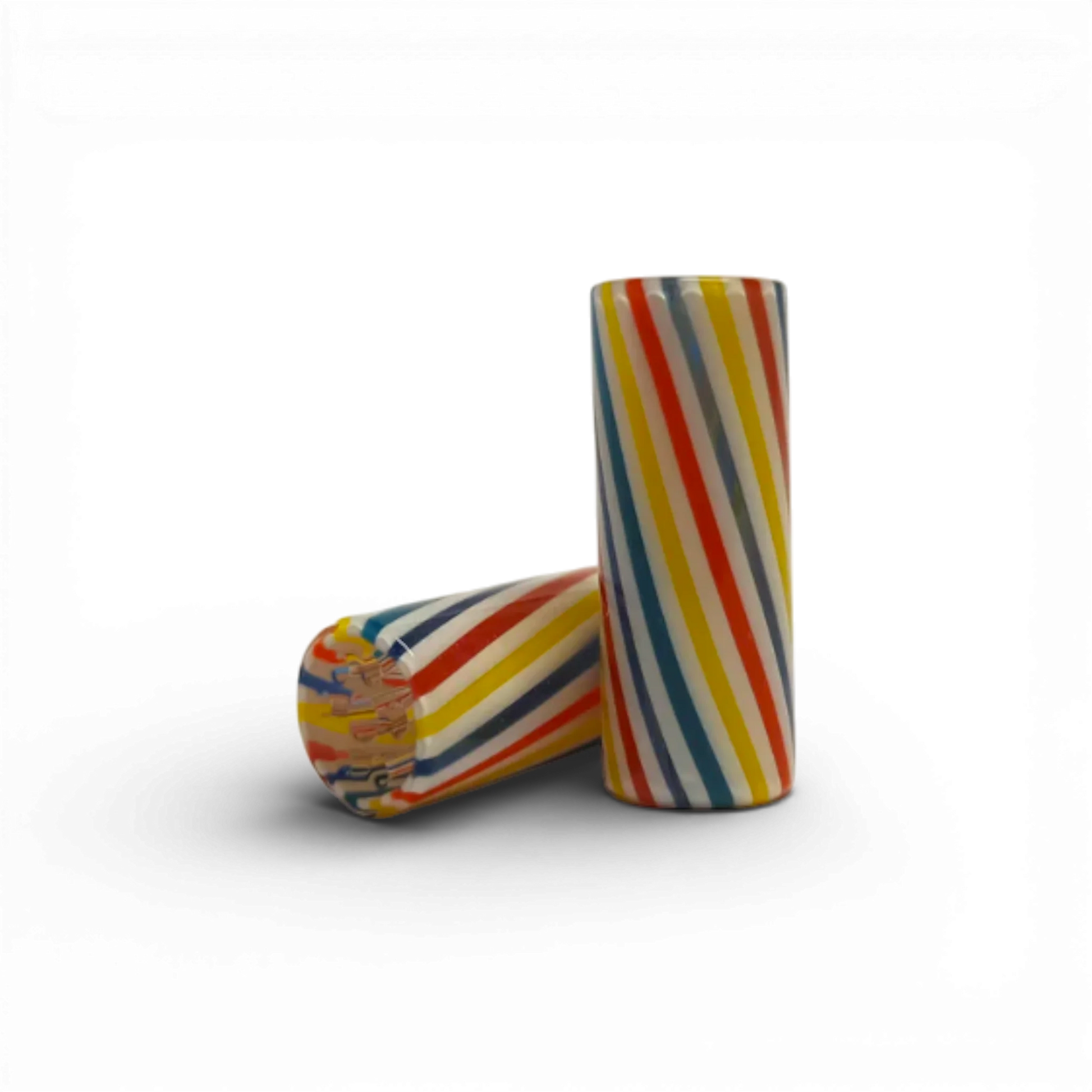 Glas Tip 12 mm bunt gestreift mit 7 Loch Design auf dunklem Hintergrund