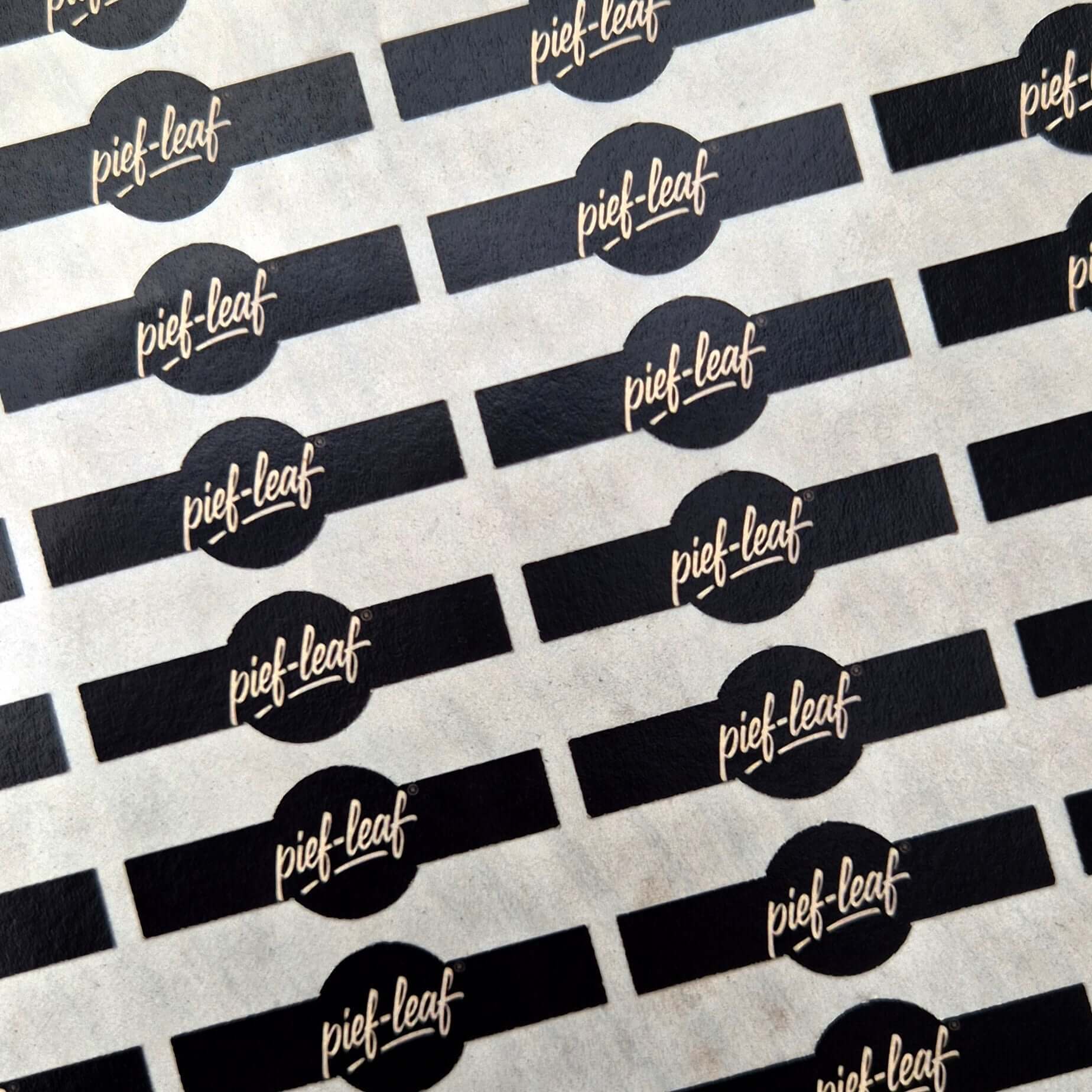 Pief-Leaf Glas-Tip Banderolen schwarz mit weißem Logo Produktfoto